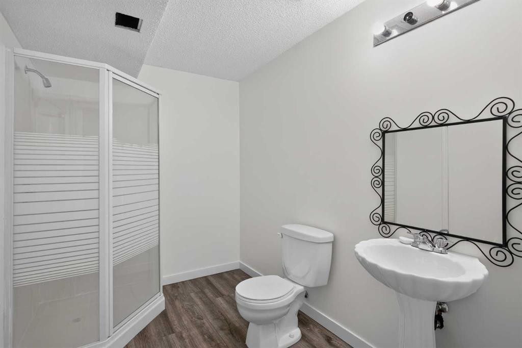 113 Mt Lorette Place Se, Calgary, AB - Indoor Photo Showing Bathroom