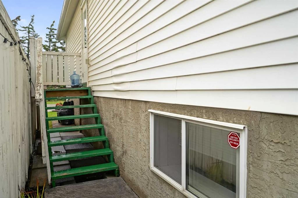 113 Mt Lorette Place Se, Calgary, AB - Outdoor