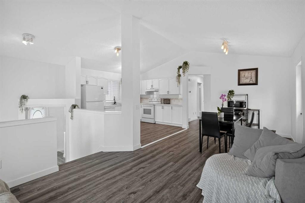 113 Mt Lorette Place Se, Calgary, AB - Indoor