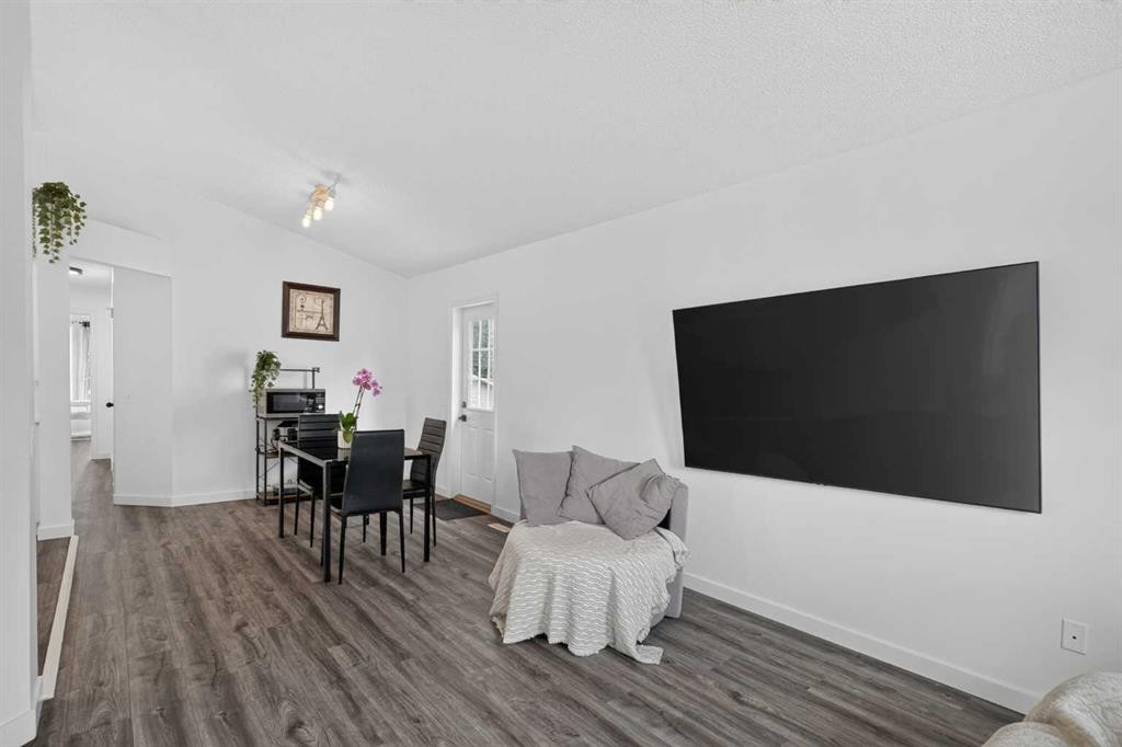 113 Mt Lorette Place Se, Calgary, AB - Indoor