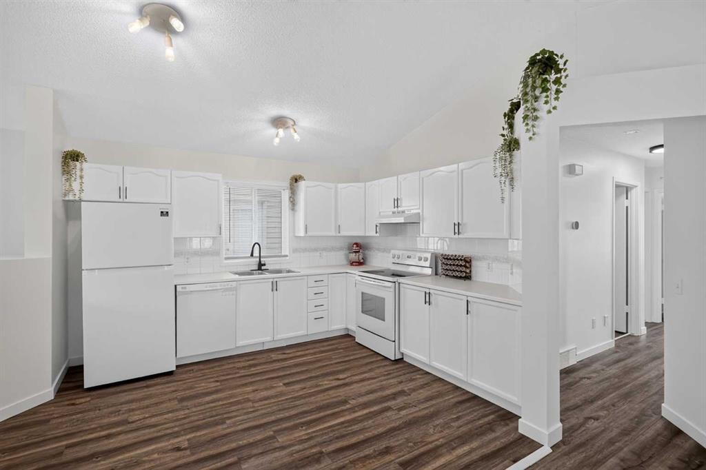 113 Mt Lorette Place Se, Calgary, AB - Indoor Photo Showing Kitchen