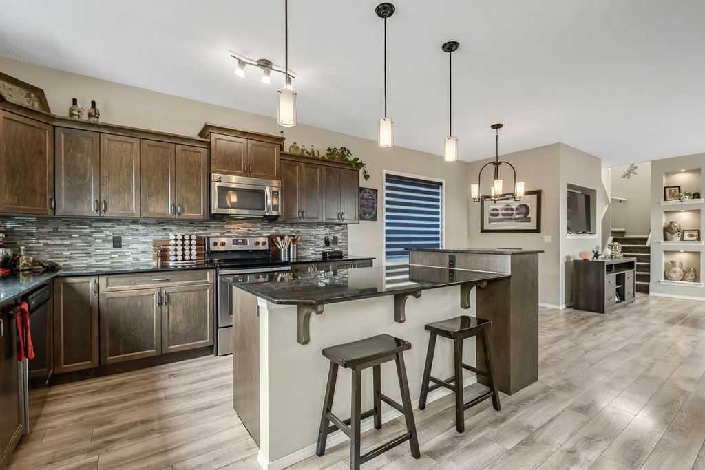 86 Legacy Common Se, Calgary, AB - Indoor Photo Showing Kitchen With Upgraded Kitchen