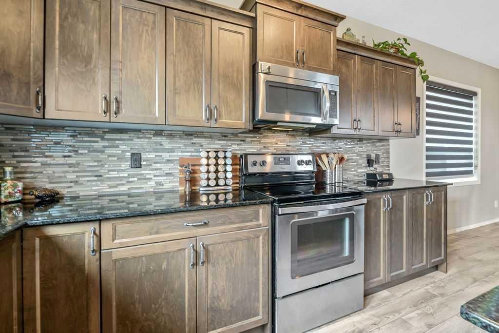 86 Legacy Common Se, Calgary, AB - Indoor Photo Showing Kitchen With Upgraded Kitchen