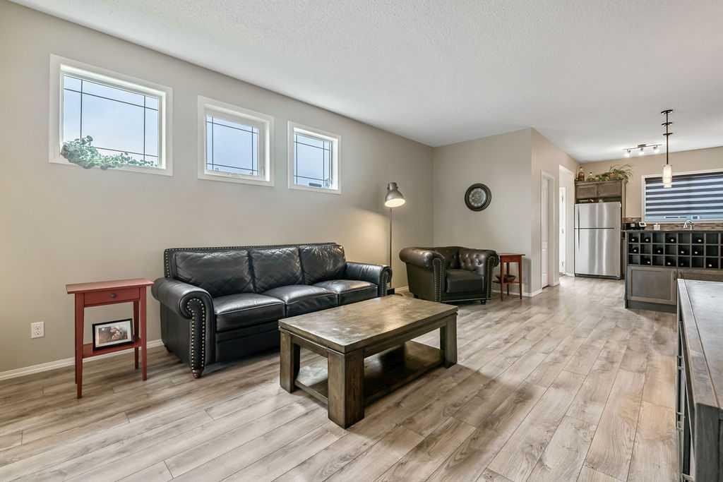 86 Legacy Common Se, Calgary, AB - Indoor Photo Showing Living Room