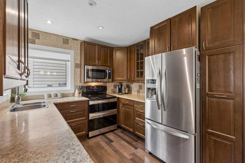 244 Scurfield Place Nw, Calgary, AB - Indoor Photo Showing Kitchen With Double Sink