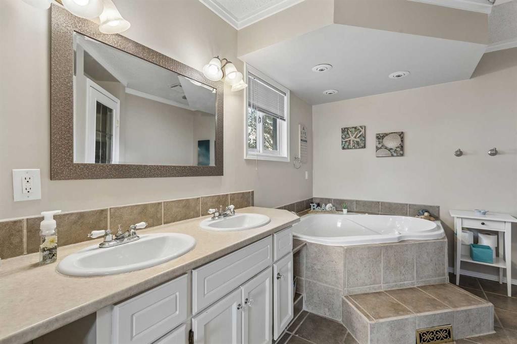 244 Scurfield Place Nw, Calgary, AB - Indoor Photo Showing Bathroom