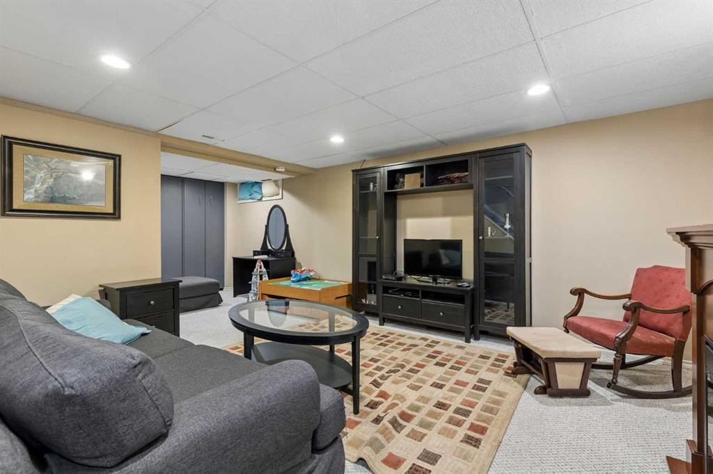 244 Scurfield Place Nw, Calgary, AB - Indoor Photo Showing Other Room