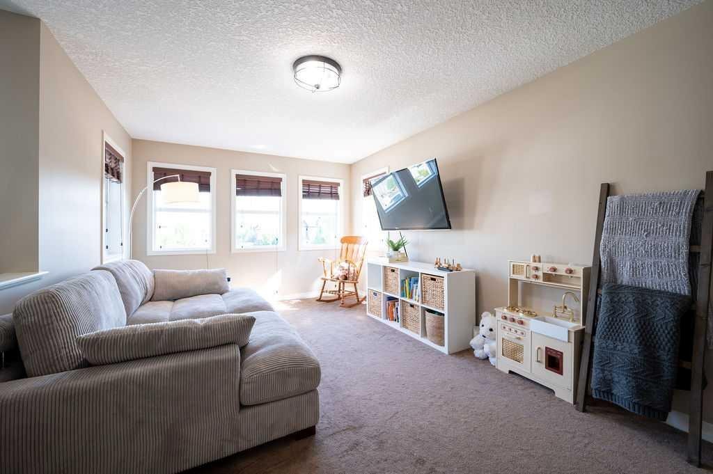 21 Chaparral Valley Court Se, Calgary, AB - Indoor Photo Showing Living Room