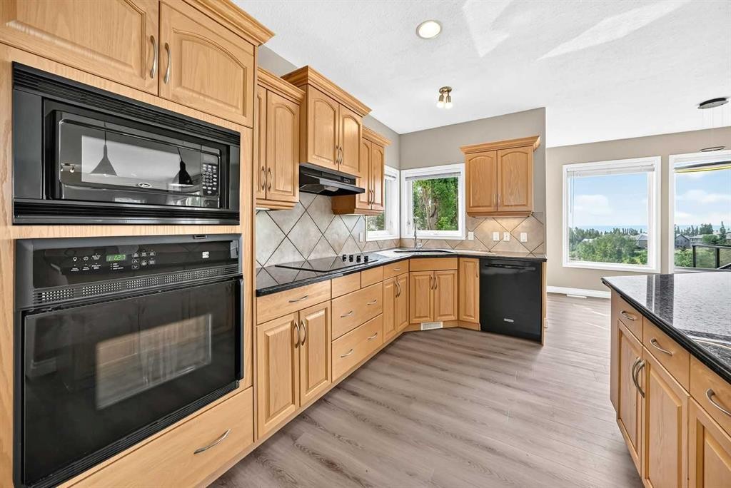 63 Royal Birch Point Nw, Calgary, AB - Indoor Photo Showing Kitchen