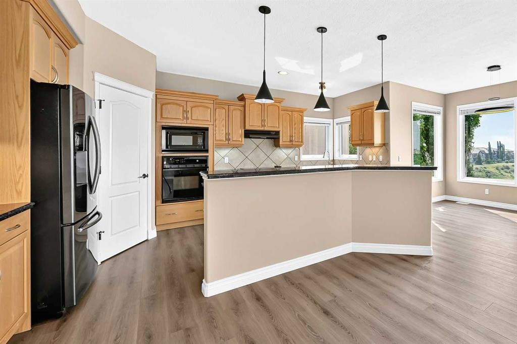 63 Royal Birch Point Nw, Calgary, AB - Indoor Photo Showing Kitchen