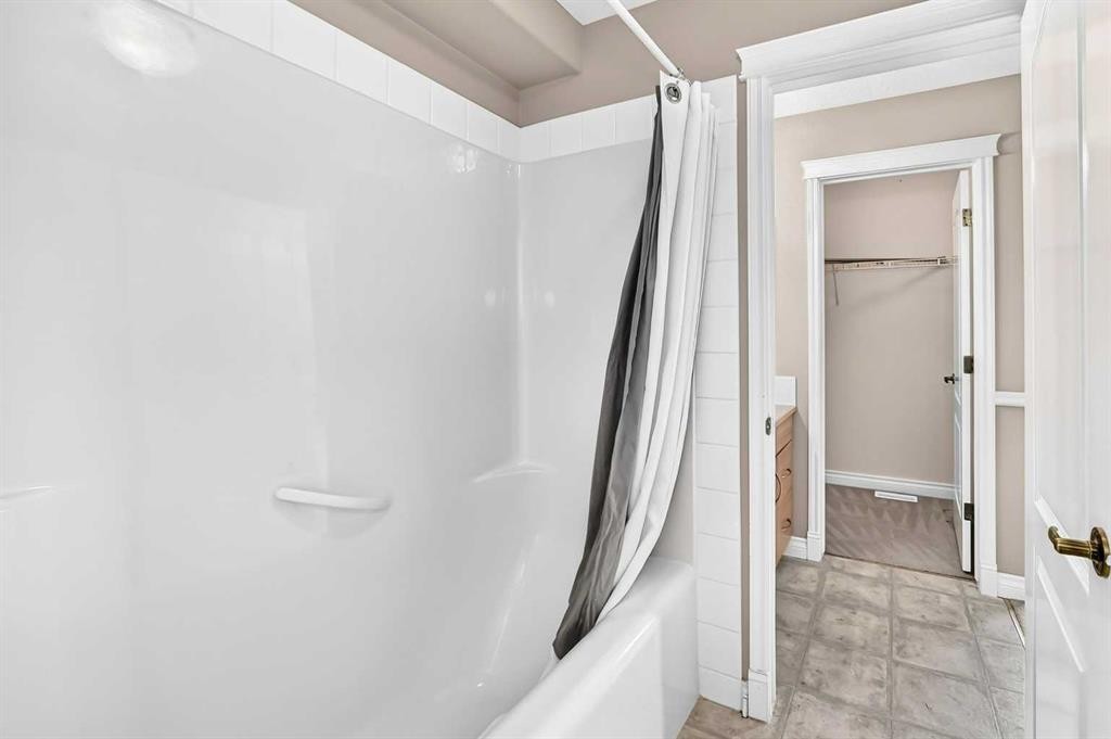 63 Royal Birch Point Nw, Calgary, AB - Indoor Photo Showing Bathroom