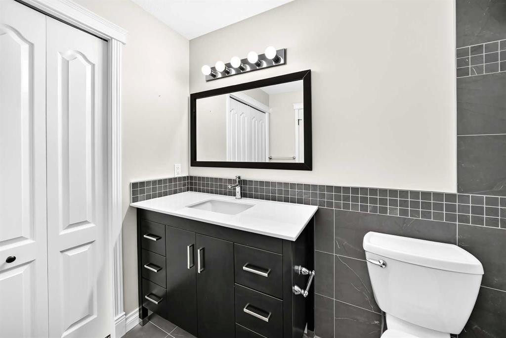 63 Royal Birch Point Nw, Calgary, AB - Indoor Photo Showing Bathroom