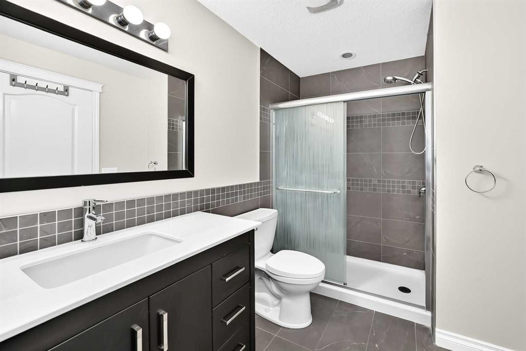 63 Royal Birch Point Nw, Calgary, AB - Indoor Photo Showing Bathroom