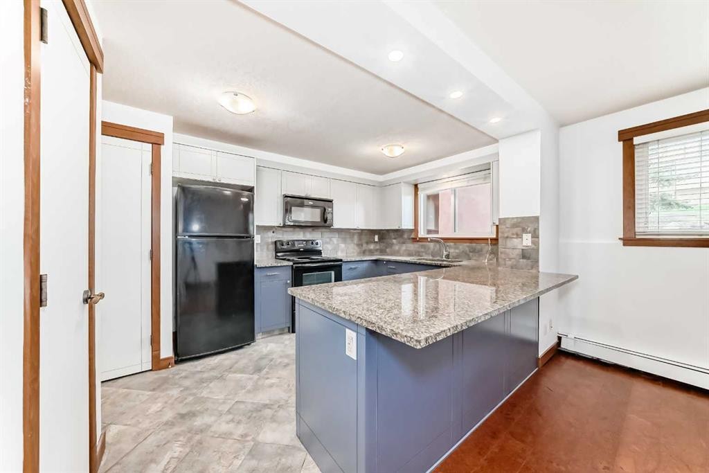 112-315 50 Avenue Sw, Calgary, AB - Indoor Photo Showing Kitchen With Upgraded Kitchen