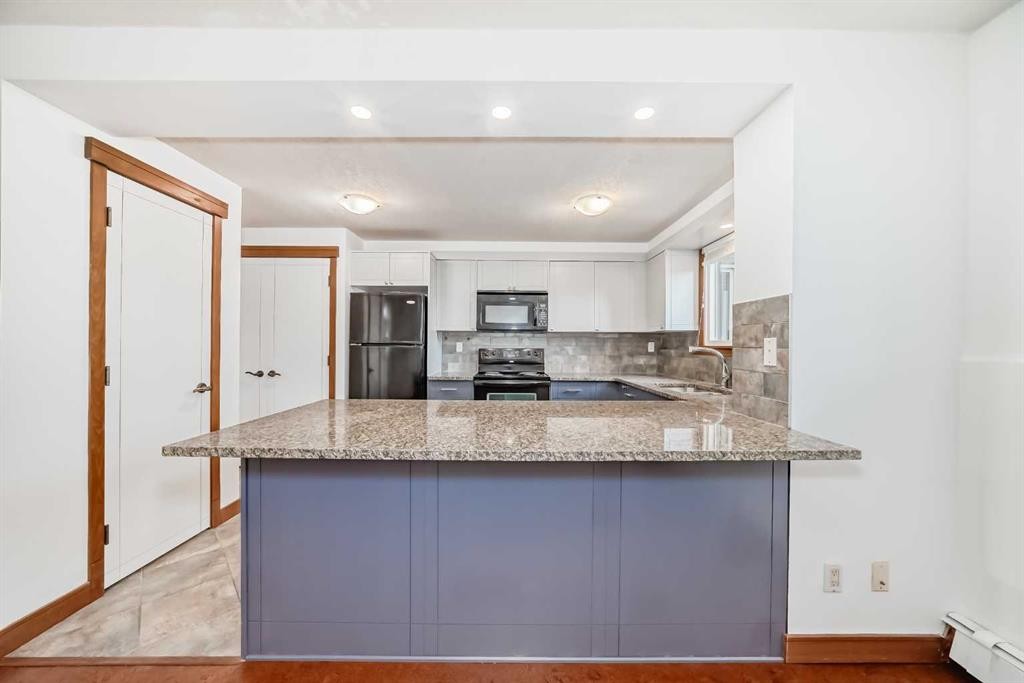 112-315 50 Avenue Sw, Calgary, AB - Indoor Photo Showing Kitchen