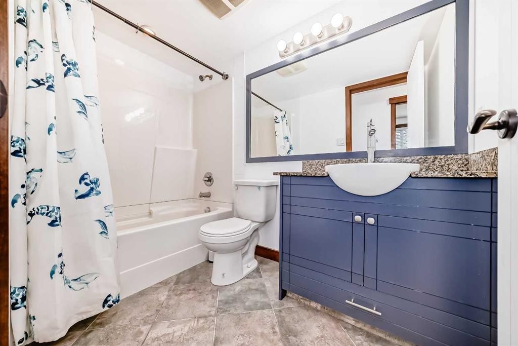 112-315 50 Avenue Sw, Calgary, AB - Indoor Photo Showing Bathroom