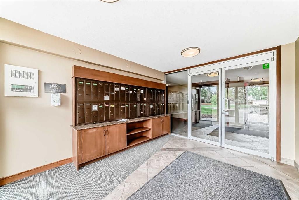 112-315 50 Avenue Sw, Calgary, AB - Indoor Photo Showing Other Room