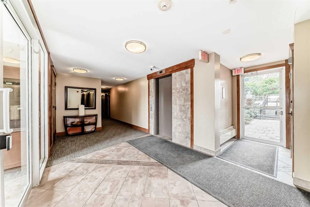 112-315 50 Avenue Sw, Calgary, AB - Indoor Photo Showing Other Room