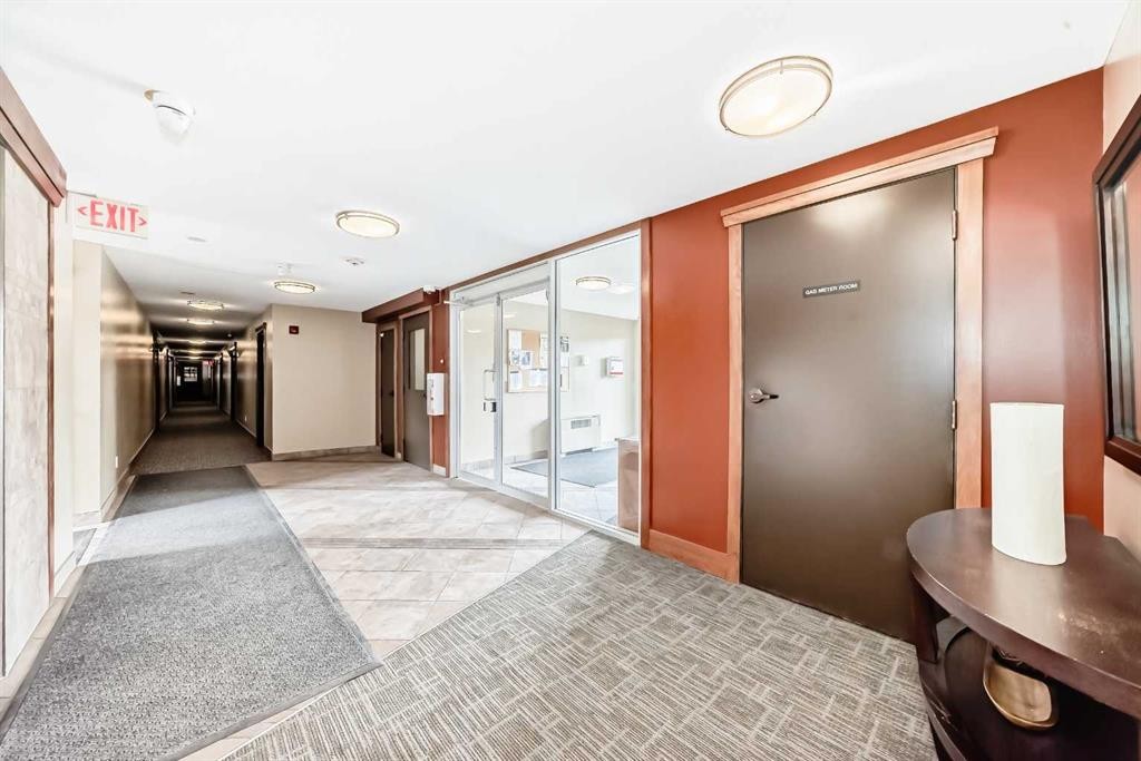 112-315 50 Avenue Sw, Calgary, AB - Indoor Photo Showing Other Room