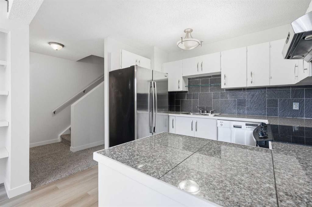 7003 Ranchero Road Nw, Calgary, AB - Indoor Photo Showing Kitchen With Upgraded Kitchen
