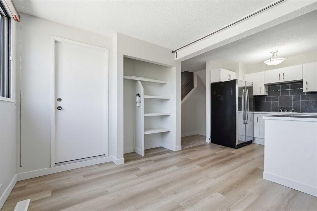 7003 Ranchero Road Nw, Calgary, AB - Indoor Photo Showing Kitchen