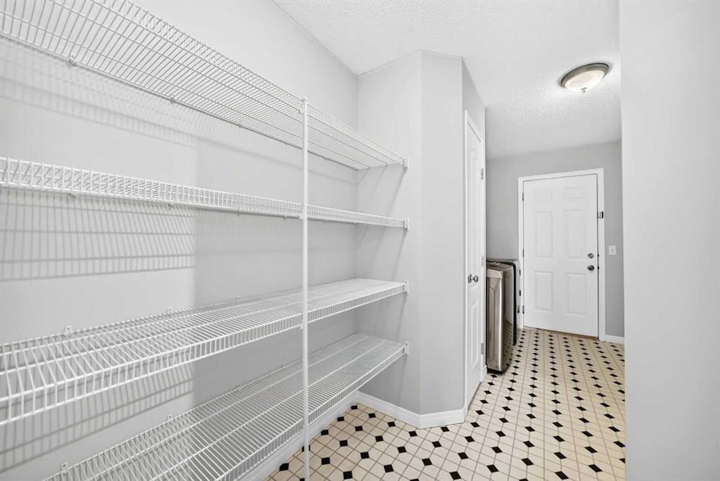 171 Oakmere Green, Chestermere, AB - Indoor With Storage