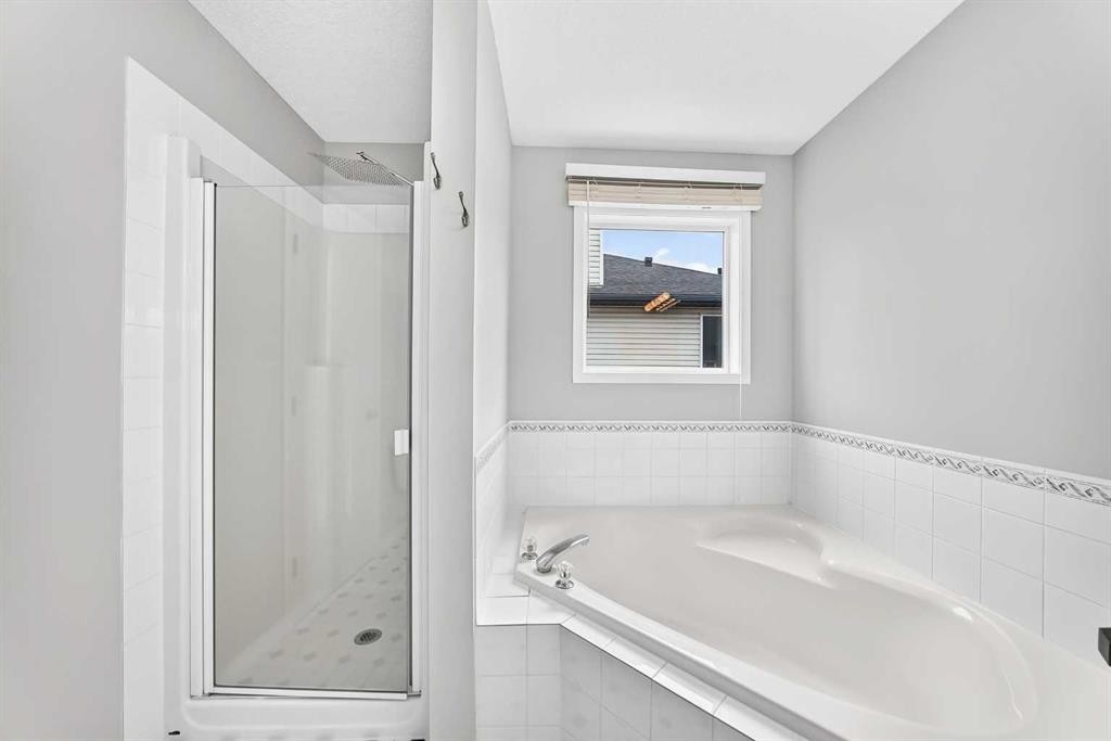 171 Oakmere Green, Chestermere, AB - Indoor Photo Showing Bathroom