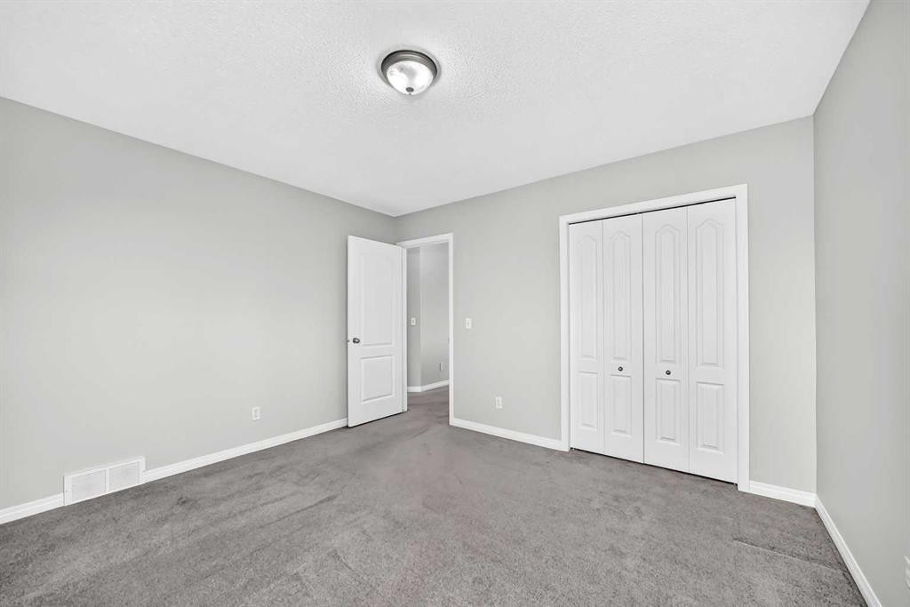 171 Oakmere Green, Chestermere, AB - Indoor Photo Showing Other Room
