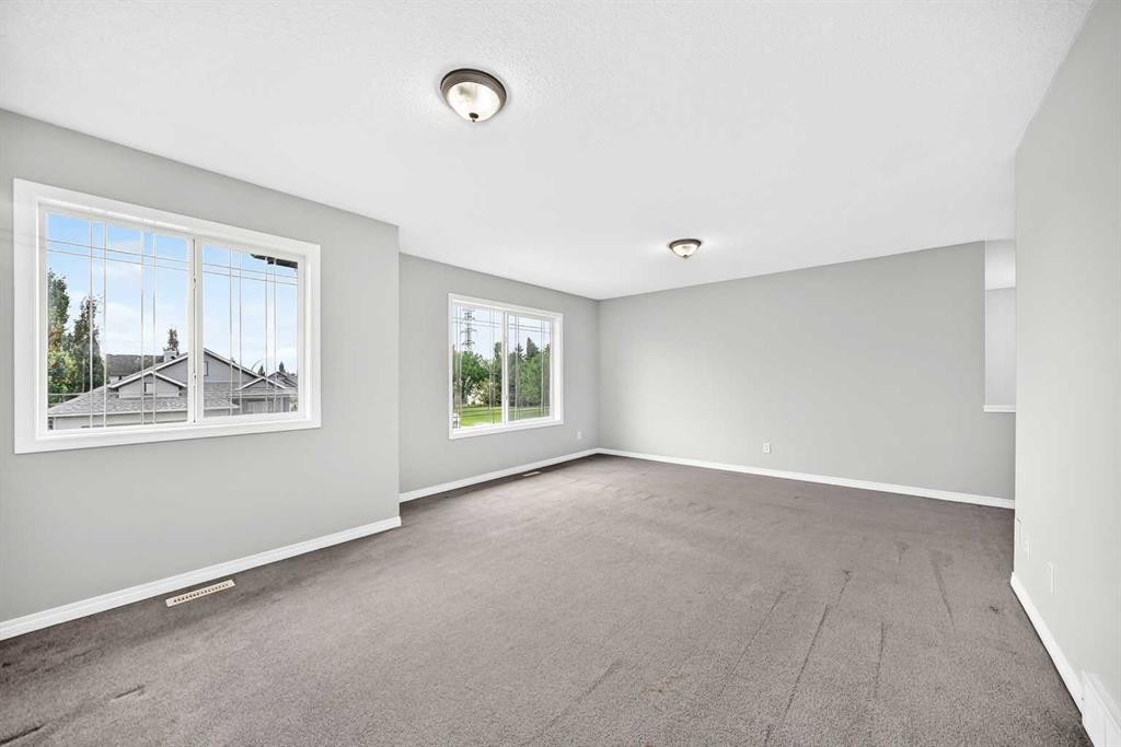 171 Oakmere Green, Chestermere, AB - Indoor Photo Showing Other Room