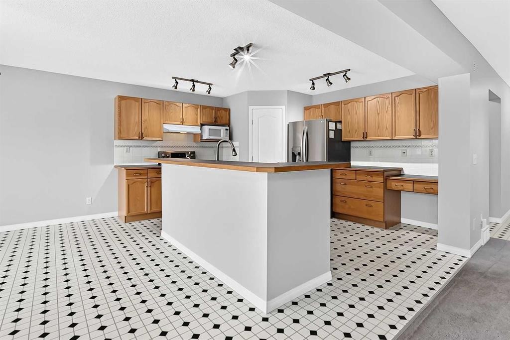 171 Oakmere Green, Chestermere, AB - Indoor Photo Showing Kitchen