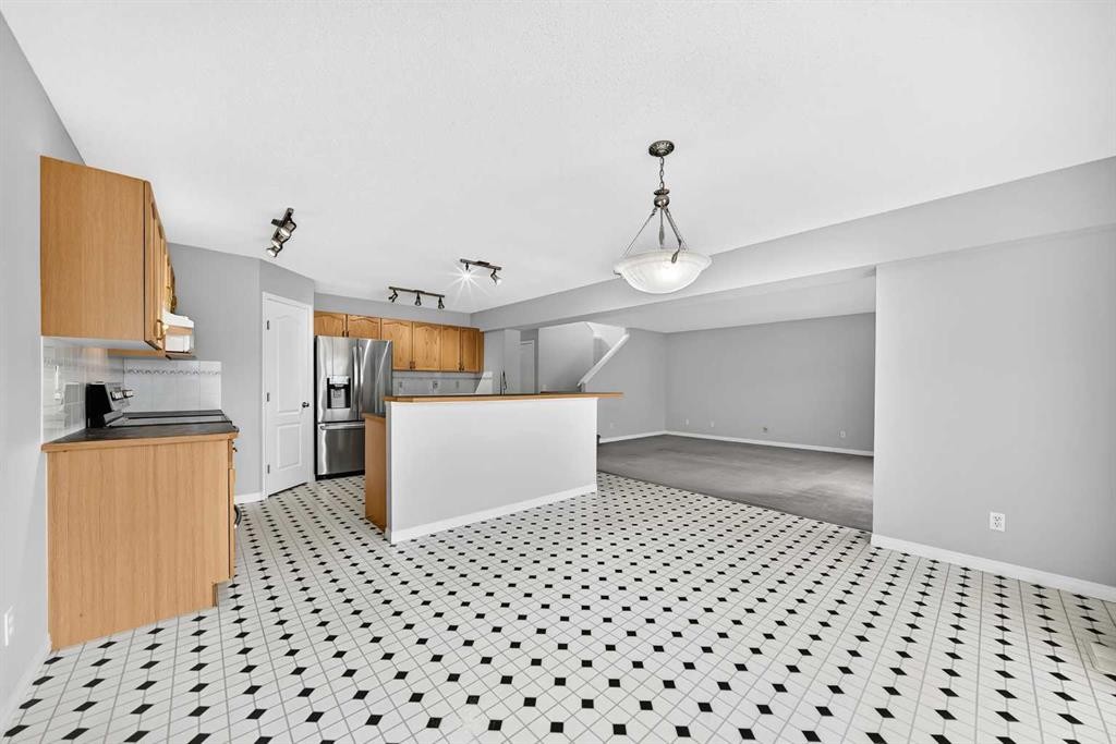 171 Oakmere Green, Chestermere, AB - Indoor Photo Showing Kitchen