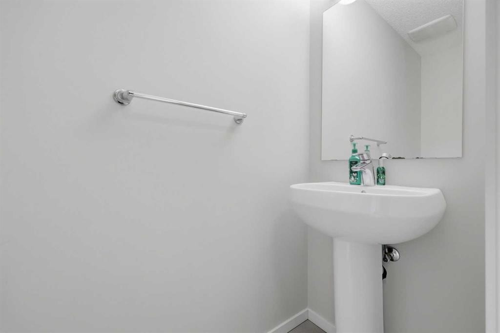 93 Sunvalley Road, Cochrane, AB - Indoor Photo Showing Bathroom