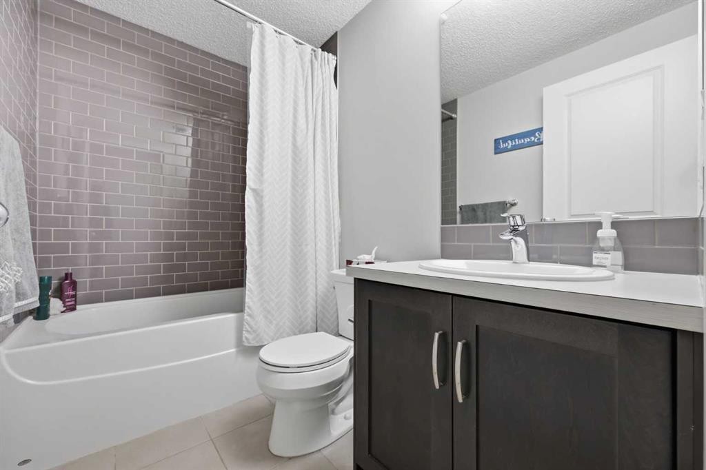 93 Sunvalley Road, Cochrane, AB - Indoor Photo Showing Bathroom