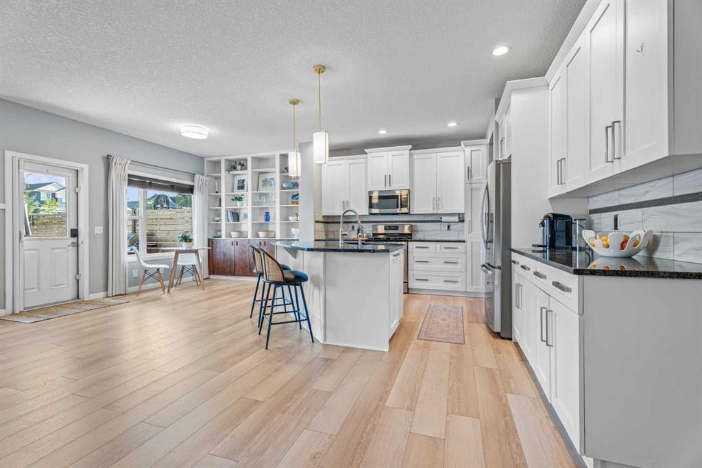 6 Storm Mountain Place, Okotoks, AB - Indoor Photo Showing Kitchen With Upgraded Kitchen
