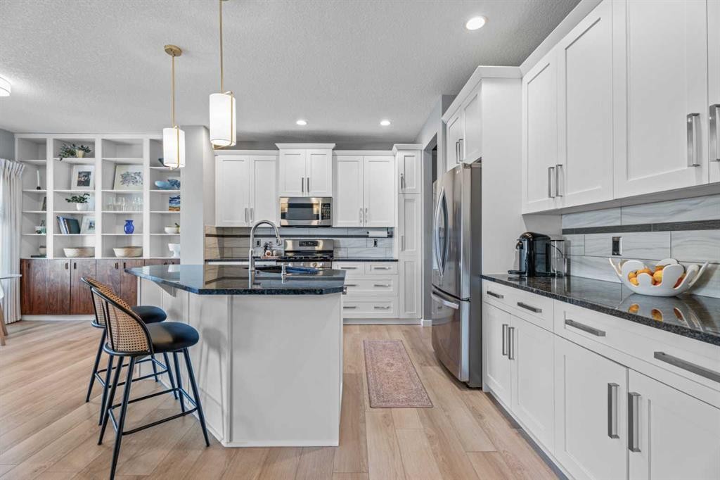 6 Storm Mountain Place, Okotoks, AB - Indoor Photo Showing Kitchen With Upgraded Kitchen
