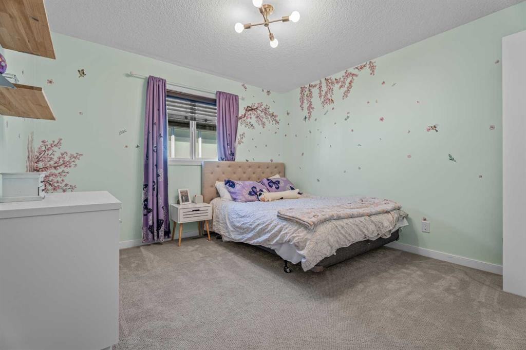 6 Storm Mountain Place, Okotoks, AB - Indoor Photo Showing Bedroom