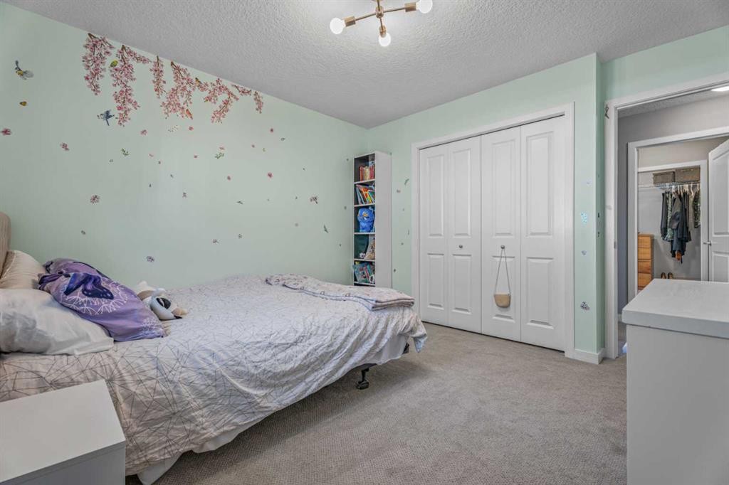 6 Storm Mountain Place, Okotoks, AB - Indoor Photo Showing Bedroom