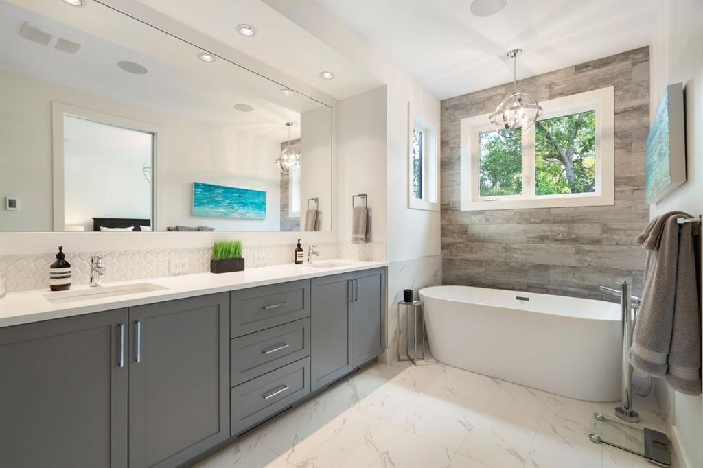 2014 48 Avenue Sw, Calgary, AB - Indoor Photo Showing Bathroom