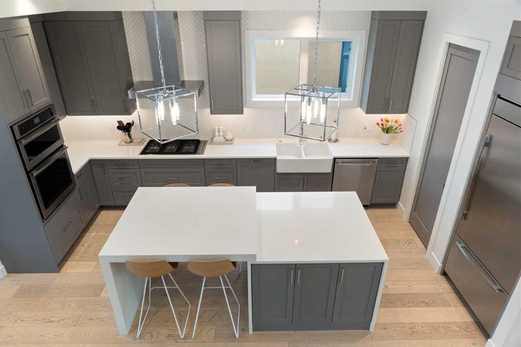 2014 48 Avenue Sw, Calgary, AB - Indoor Photo Showing Kitchen With Upgraded Kitchen