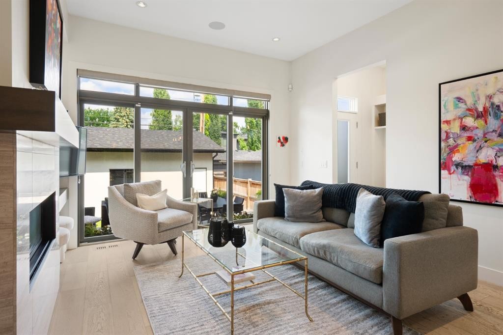 2014 48 Avenue Sw, Calgary, AB - Indoor Photo Showing Living Room