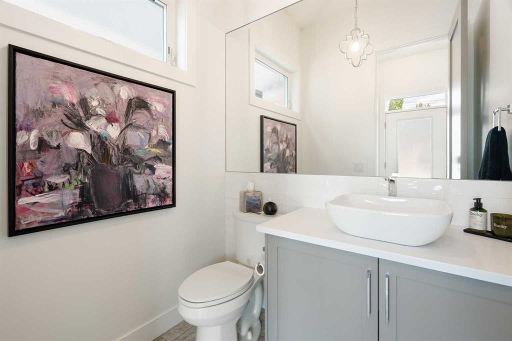2014 48 Avenue Sw, Calgary, AB - Indoor Photo Showing Bathroom
