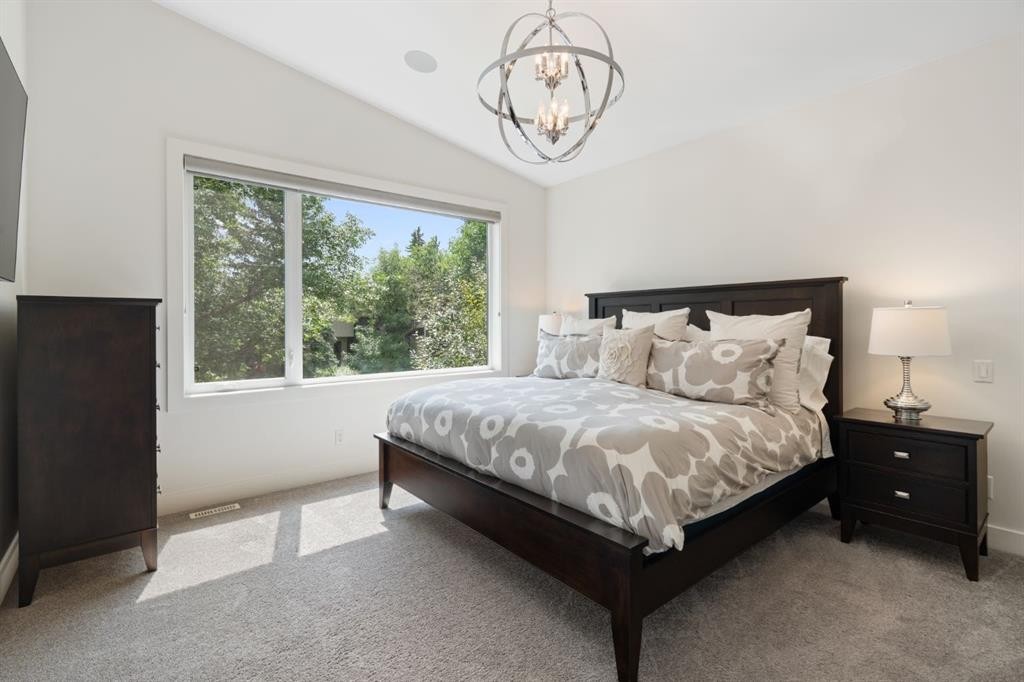 2014 48 Avenue Sw, Calgary, AB - Indoor Photo Showing Bedroom