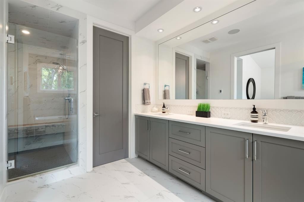 2014 48 Avenue Sw, Calgary, AB - Indoor Photo Showing Bathroom