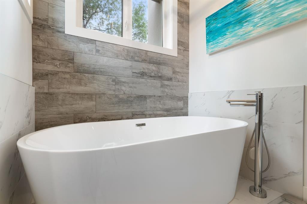 2014 48 Avenue Sw, Calgary, AB - Indoor Photo Showing Bathroom