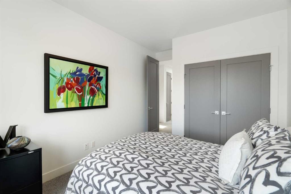 2014 48 Avenue Sw, Calgary, AB - Indoor Photo Showing Bedroom