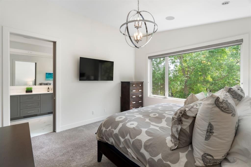 2014 48 Avenue Sw, Calgary, AB - Indoor Photo Showing Bedroom