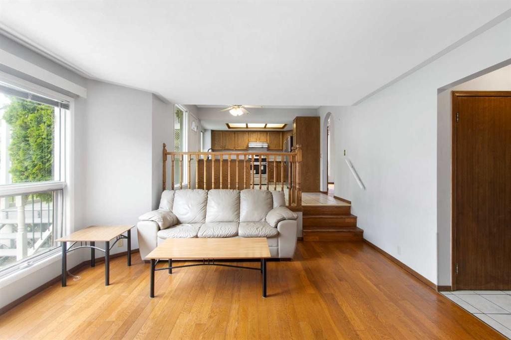32 Del Rio Place Ne, Calgary, AB - Indoor Photo Showing Living Room