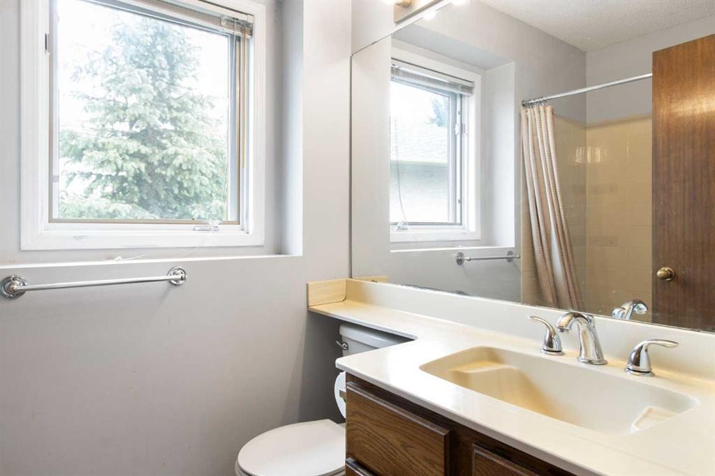 32 Del Rio Place Ne, Calgary, AB - Indoor Photo Showing Bathroom