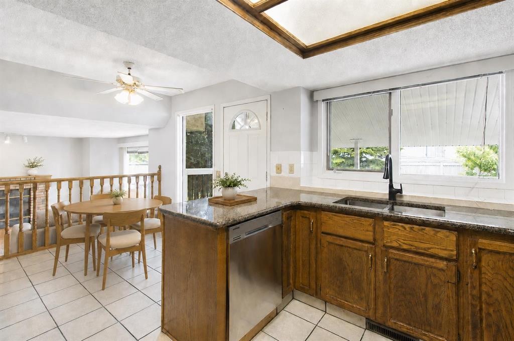 32 Del Rio Place Ne, Calgary, AB - Indoor Photo Showing Kitchen