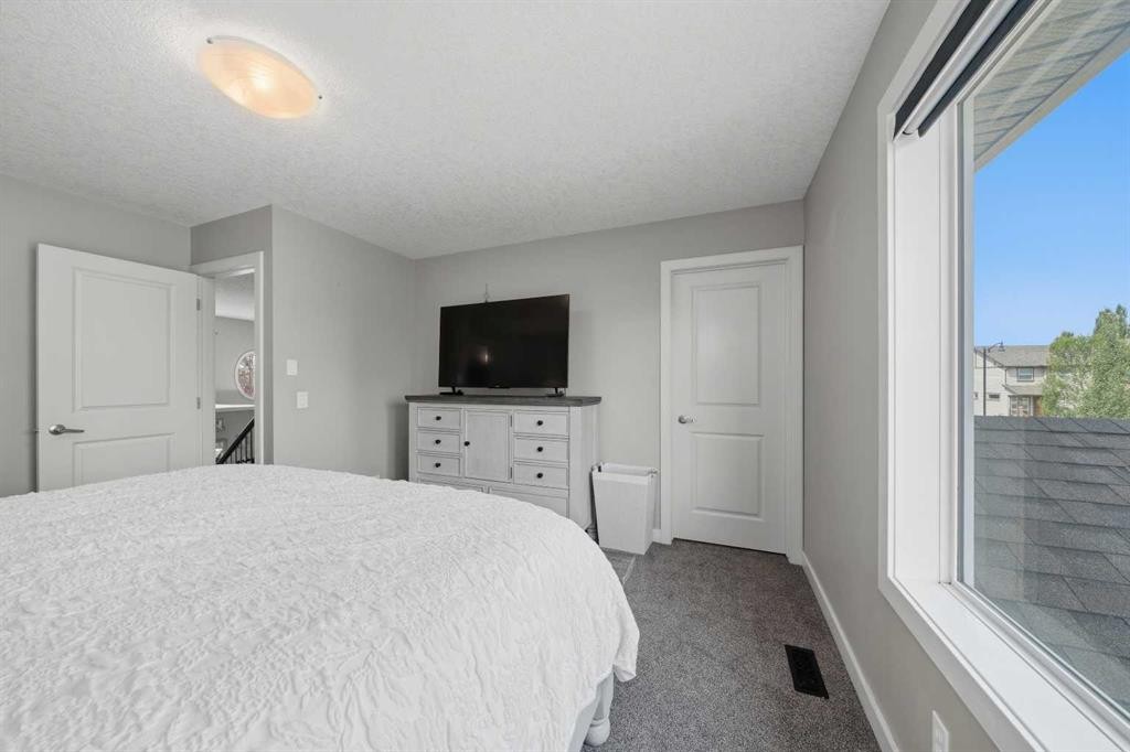 4 Drake Landing Gate, Okotoks, AB - Indoor Photo Showing Bedroom